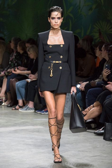 Summer Collection Fashion, Versace Women, Hollywood Red Carpet, Versace Spring, Vintage Lifestyle, Versace Fashion, Men Fashion Show, Donatella Versace, Versace Jeans