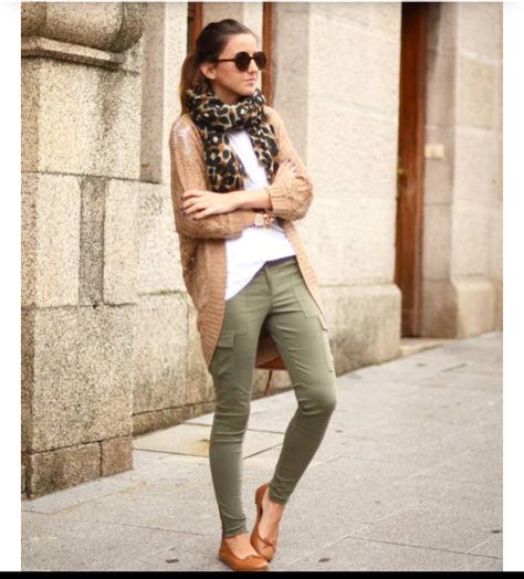 Green Pants Outfit Ideas, Army Green Pants Outfit, Cutesy Clothes, Khakis Outfit, Green Pants Outfit, Pants Outfit Ideas, Army Green Pants, Leopard Outfits, Career Outfits