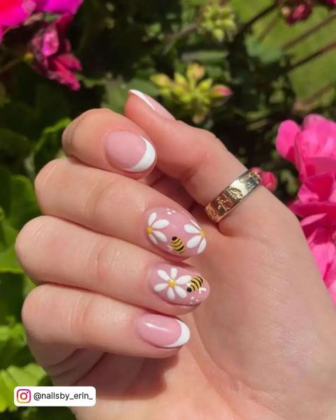 Best 20 Stylish Bumblebee Nail Designs 13 Bee Design Nails, Bumblebee Nail Designs, Nail Designs Bee, Bumblebee Nail Art, Nails With Bees, Bumble Bee Nails Design, Bee Nails Design, Simple Flower Nail Art Designs, Bees Nails