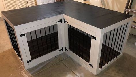 Pallet Dog Cage, Diy Dog Kennel Bench, Dog Kennel Countertop, Dog Crate Corner Ideas, Corner Dog Crate Furniture, Two Dog Crate Ideas, Corner Dog Crate Diy, Corner Dog Kennel Diy, Dog Kennel Cabinet