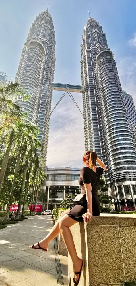 Twin Tower Photo Ideas, Petronas Towers Photography, Kl Tower Malaysia, Malaysia Photo Ideas, Singapore Aesthetic Photography, Singapore Poses, Klcc Tower, Twin Towers Malaysia, Ootd Traveling