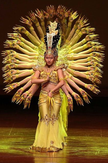 Amazing!! ~ Beautiful Chinese Performance Art : Thousand-Hands Guan Yin Buddha 1000 Hands Buddha, Calligraphy Blackletter, Indian Classical Dancer, Thailand Traditional, Guan Yin, World Dance, Indian Dance, We Are The World, Cultural Diversity