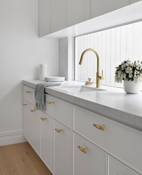 Modern Hampton Kitchen, Shaker Profile Kitchen, Kitchen Cabinet Profiles, White Kitchen Shaker Cabinets, Coastal Hamptons Style Kitchen, Slim Shaker Cabinets Kitchen, White Kitchen Shaker, Modern Hamptons Kitchen, Scullery Pantry