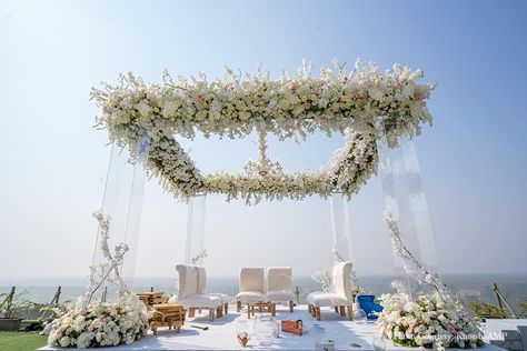 wedding decor transparent pillars Acrylic Mandap Decor, Mandap Designs Outdoor, Acrylic Mandap, Pergola Wedding Decorations, White Mandap, Gurudwara Wedding, Nikah Ideas, Floral Mandap, Acrylic Structure