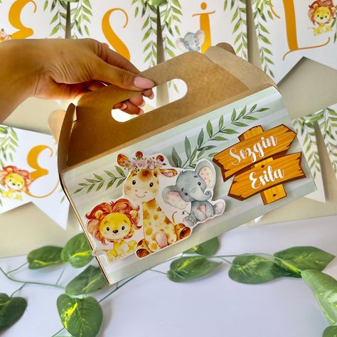 Safari Gift Bag Ideas, Safari Crafts, Safari Party Favors, Jungle Animals Party, Animal Party Favors, Jungle Theme Parties, Animals Party, Party Favor Bag, Baby Boy 1st Birthday Party