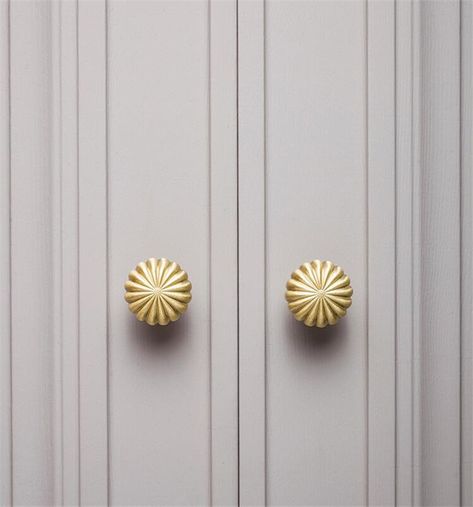 Rounded Kitchen Cabinets, Brass Cabinet Knobs, Gold Drawer Knobs, Leather Drawer Pulls, Cupboard Door Knobs, Gold Door, Gold Knobs, Brass Cabinet Pulls, Retro Light