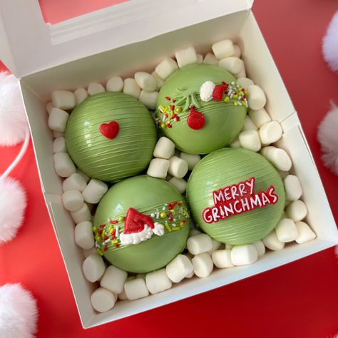 Grinch Strawberries Chocolate, Grinch Cocoa, Christmas Themed Desserts, Christmas Party Treats, Chocolate Dome, Christmas Macarons, Diy Hot Chocolate, Hot Chocolate Gifts, Edible Bouquets