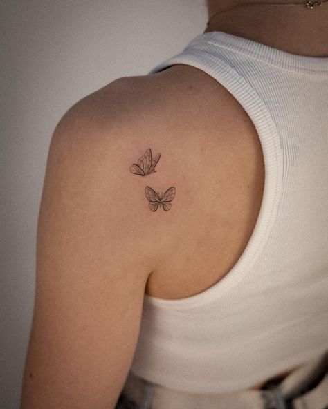 Small Fine Line Shoulder Tattoo, Fine Line Butterfly Tattoo Back, Small Tattoos Back Shoulder, Womens Small Back Tattoos, Minimalist Tattoo On Shoulder, Cute Small Shoulder Tattoos, Fine Line Butterflies Tattoo, Small Butterfly Tattoo Shoulder, Pretty Fine Line Tattoo