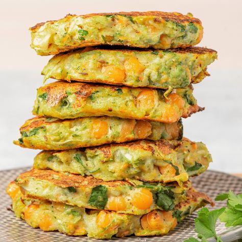 Galettes végétariennes de légumes - Fatsecretfrance Toasted Sandwich Recipes, Best Vegan Snacks, Quick Vegetarian Dinner, Healthy Vegetarian Dinner, Falafel Recipe, Cutlets Recipes, Indian Street Food, Food Articles, Idee Pasto Sano