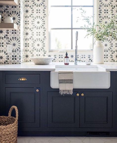 Timeless Decorating, Kitchen Details, Blue Cabinets, Blue Kitchens, Beautiful Tile, Trendy Kitchen, Counter Tops, Green Kitchen, Decor Minimalist