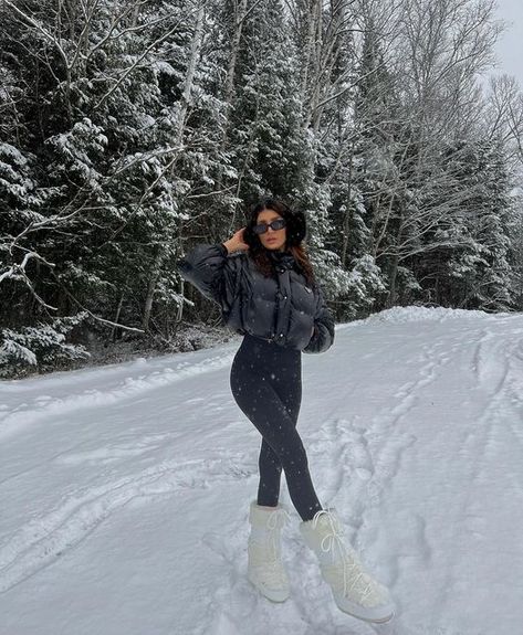 Cristina Monti on Instagram: "🖤" Snow Ootd, Snow Outfits For Women, Ski Outfit For Women, Rainy Outfit, Snow Fits, Winter Vacation Outfits, Snow Photoshoot, Japan Outfit, Snow Trip