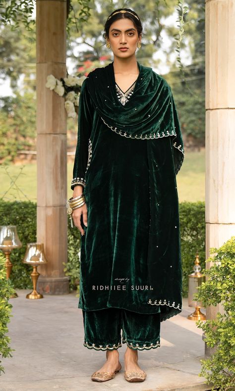 Bareen Mughals Bottle Green velvet Straight Kurta With Palazzo And Sha – Ridhiiee Suuri Velvet Kurta Designs, Velvet Sharara, Palazzo Kurta, Velvet Kurta, Kurta And Palazzo, Kurta With Palazzo, Velvet Dress Designs, Scalloped Border, Green Suit