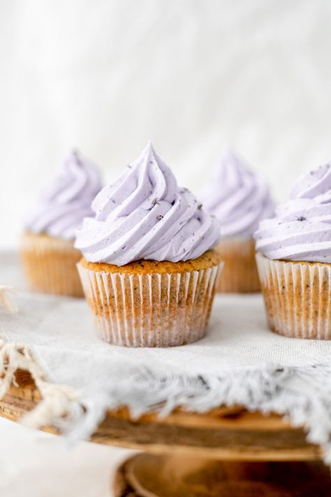 Light and delicious, these Earl Grey cupcakes topped with fresh lavender buttercream give a unique spin to a classic recipe! #earlgrey #lavender Earl Gray Cupcakes, Teacup Cupcakes, Earl Grey Cupcakes, Grey Cupcakes, Lavender Buttercream, Earl Grey Lavender, Lavender Glaze, Tea Cup Cupcakes, Fancy Foods