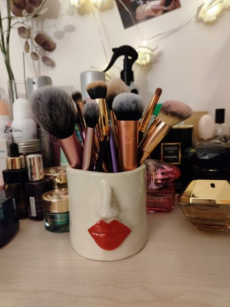 Clay Makeup Brush Holder, Clay Makeup Holder, Clay Inspo, Graduation Picture, Graduation Picture Poses, Makeup Holder, Makeup Brush Holders, Graduation Pictures, Holder Design