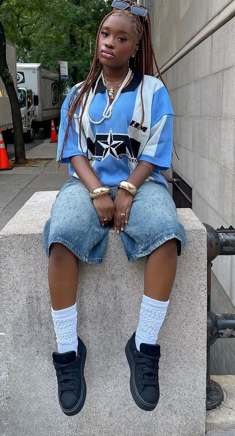 Blue Short Outfit, Blue Streetwear Outfit, Black Women Outfits, Blue Shorts Outfit, Cute Tomboy Outfits, Streetwear Lookbook, Blue And White Outfits, Cute Modest Outfits, Streetwear Fits