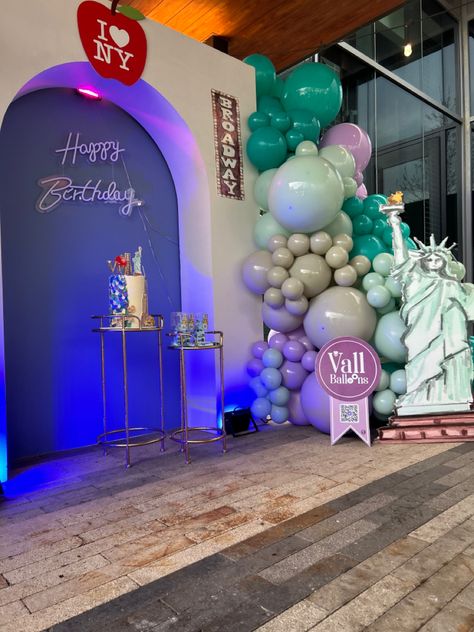 New York Theme Quinceanera, New York Sweet 16 Theme, New York Birthday Party, New York Birthday Theme, Hibachi Party, New York Theme Party, Princess Sweet 16, Dance 2023, Nyc Party