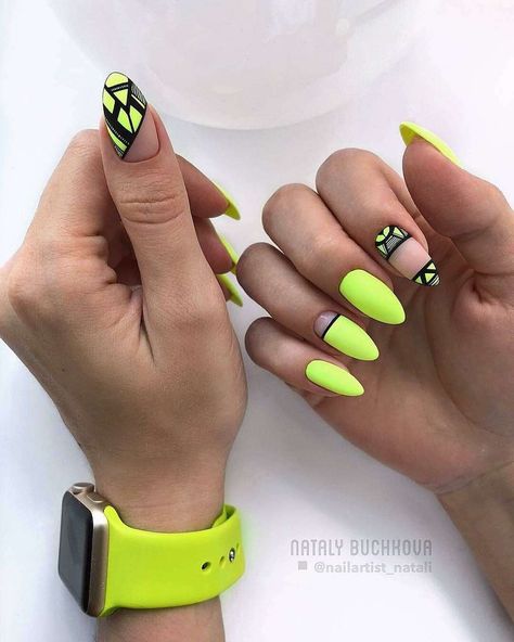 Ongles néon - la tendance phare et haute en couleur de l'été 2019 Neon Yellow Nails, Neon Nail Art, Yellow Nail Art, Yellow Nails Design, Long Acrylic Nail Designs, Glamorous Nails, Super Nails, Nail Swag, Popular Nails