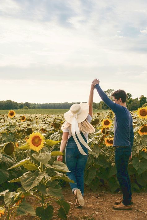 Sunflower Patch Photoshoot Couple, Sunflower Patch Engagement Pictures, Sunflower Poses Picture Ideas Couples, Couple Sunflower Field Pictures, Sunflower Garden Photoshoot, Sunflower Patch Photoshoot, Sunflower Couple Photoshoot, Sunflower Shoot, Photoshoot Field