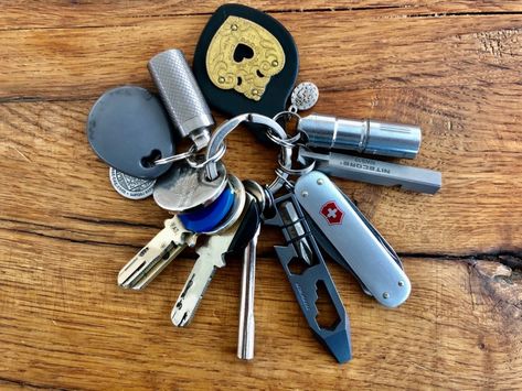 Edc Keychain Setup, Keychain Aesthetic Ideas, Keychain Multitool, Edc Keychain, Edc Gadgets, Crafts Beads, Survival Supplies, Wood Keychain, Pocket Dump