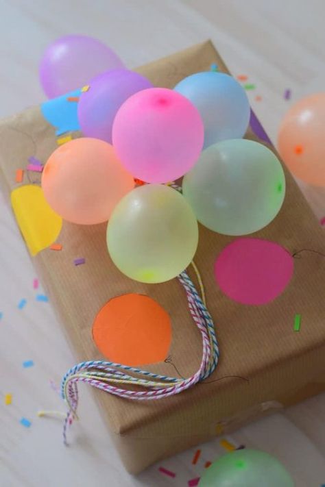 Creative Gift Wrapping Ideas, Gift Wrapping Techniques, Gift Wrapping Ideas, Gifts Wrapping Diy, Creative Diy Gifts, Mini Balloons, Unique Gift Wrapping, Birthday Gift Wrapping, Creative Gift Wrapping