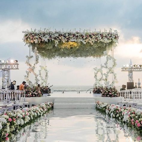 Beach Mandap Decor, Open Stage Decorations Wedding, Varmala Mandap, Beach Mandap, Mirror Aisle, Indian Outdoor Wedding Decor, Indian Beach Wedding, Vidhi Mandap, Shaadi Decor