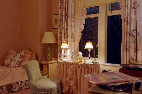 Set Decor / TV Decor Features: THE MARVELOUS MRS. MAISEL 50s Room Aesthetic, 50s Bedroom Aesthetic, 50s Room, 1950s Bedroom, 50s Interior, 50s House, The Marvelous Mrs Maisel, 1950s Decor, 90s Home