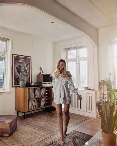 Isabella Thordsen, Woman Bedding, Fashion Photography Poses, Photography Poses Women, Shooting Photo, Record Player, Morning Light, Photography Women, Hotel Room