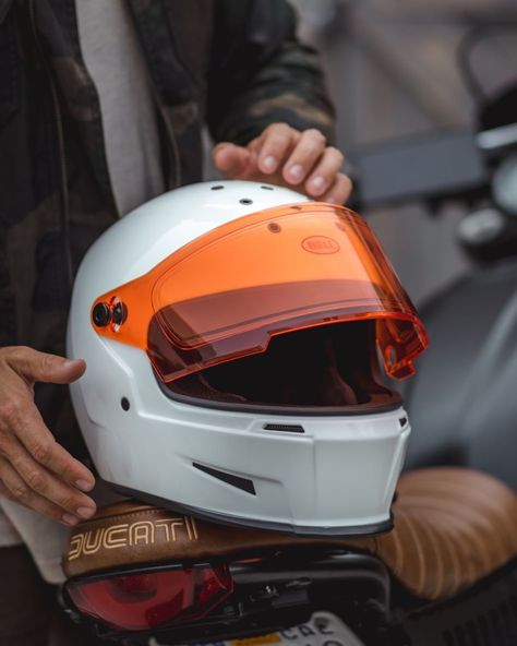 Cool Motorbike Helmet, Motorcycle Helmet Aesthetic, Bike Helmet Design, Motorcycle Helmet Design, Cafe Racer Helmet, Retro Helmet, Custom Motorcycle Helmets, Vintage Helmet, Motorcycle Garage