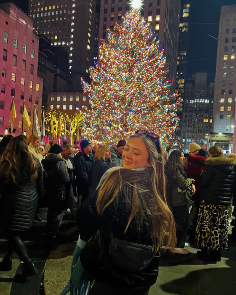 New York Christmas Instagram Pictures, Nyc Christmas Instagram Pictures, Nyc Picture Ideas Winter, Nyc Instagram Pictures Winter, Nyc Christmas Picture Ideas, Nyc Photo Ideas Winter, New York Photo Ideas Winter, Nyc Poses Ideas, New York City Poses