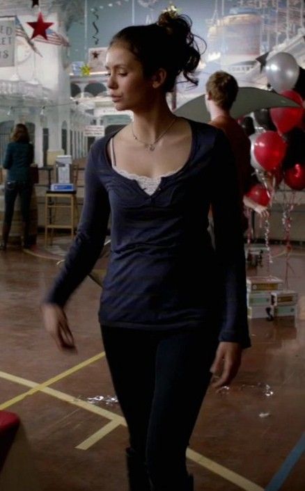 Elena Gilbert Leather Jacket, Elena Gilbert Hairstyles, Elaina Gilbert Outfits, Elena Gilbert Dress, Elena Gilbert Outfits Season 1, Elena Gilbert Hair, Tvd Style, Elena Gilbert Outfit, Elena Gilbert Outfits