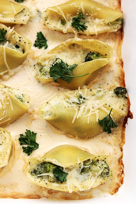 Creamy broccoli alfredo stuffed shells topped with melty parmesan cheese. An easy 30 minute family favorite meal for busy weeknights. Stuffed Shells Without Ricotta, Pancakes Oatmeal, Alfredo Stuffed Shells, Spring Recipes Dinner, Pastas Recipes, Shells Recipe, Broccoli Alfredo, Spring Dinner, Grape Salad