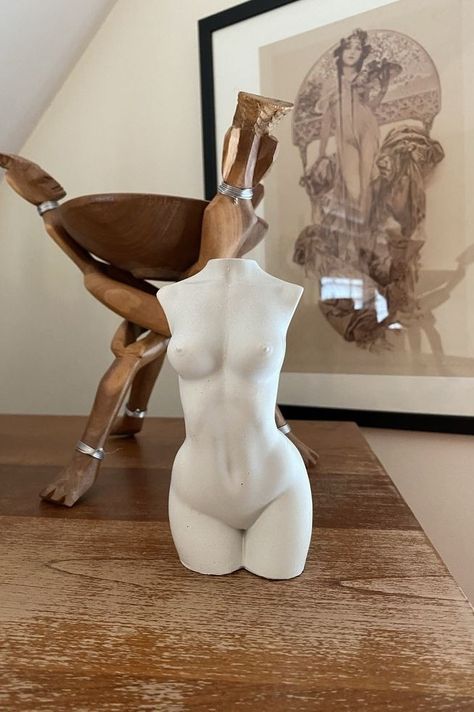 Clay Art Unique, Resin Body Sculpture, Clay Female Figures, Pottery Woman Figures, Human Sculpture Clay, Small Sculpture Ideas, Clay Woman Body Sculpture, Women Body Sculpture, Clay Body Sculpture