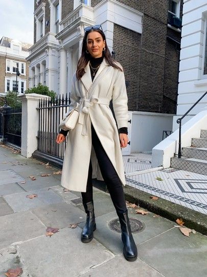 Belted Coat Outfit, Classy Shorts Outfits, Petite Winter Fashion, White Coat Outfit, Classy Shorts, Winter London, Croc Bag, Outfits Paris, Winter Coat Outfits