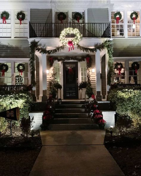 Farmhouse Christmas Lights, Outdoor Christmas Lights Ideas, Christmas Lights Ideas, Outdoor Christmas Light Displays, Caroling Party, Exterior Christmas Lights, Christmas Homes, Christmas Light Tour, Farmhouse Style Exterior