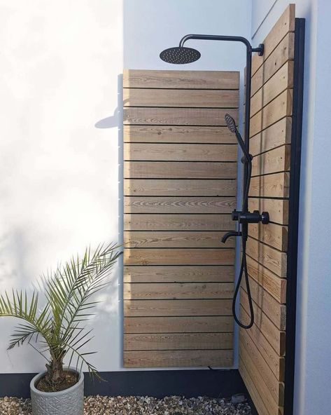 Outdoor Shower Ideas: 40 Ways To Create A Backyard Oasis Outdoor Pool Shower Ideas, Outdoor Toilet And Shower Ideas, Outdoor Hot Tub Area, Outside Shower Ideas, Outdoor Toilet And Shower, Outdoor Pool Bathroom, Outdoor Shower Inspiration, Out Door Shower, Pool Deck Furniture