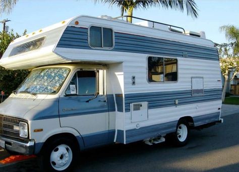 Camper Exterior, Retro Motorhome, Old Rv Aesthetic, Retro Rv Exterior, Vintage Truck Camper, Dodge Sportsman, Vintage Camper Paint Jobs, Vintage Trailer Interior, Rv Travel Trailers