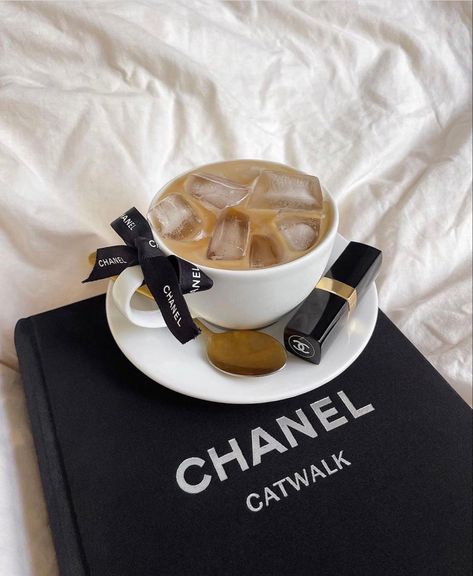 Chanel Girl, Blair Waldorf Aesthetic, Chanel Wallpaper, Chanel Aesthetic, Girl Aesthetics, Chanel Couture, Model Aesthetic, Luxury Aesthetic, Aesthetic Coffee