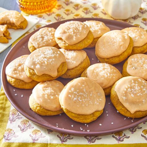 Pumpkin Sugar Cookies, Thanksgiving 2023, Recipes Pumpkin, Autumn Food, Delish Desserts, Fall Snacks, Banana Cookies, Thanksgiving Cookies, Fall Foods