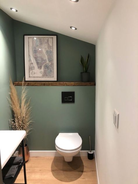 a small boho powder room under the stairs with green walls, a shelf with decor, a toilet, a vanity and some pampas grass Boho Powder Room, Room Under The Stairs, Minimalist Powder Room, Klein Toilet, Contemporary Powder Room, Small Downstairs Toilet, Bathroom Under Stairs, Ideas Baños, Toilet Room Decor