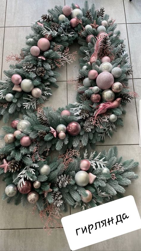 Christmas Girlande, Pink Christmas Wreath, Pretty Christmas Decorations, Christmas Decorations Diy Crafts, Glam Christmas, Pink Christmas Decorations, Xmas Wreaths, Cuisine Recipes, Christmas Ornament Crafts