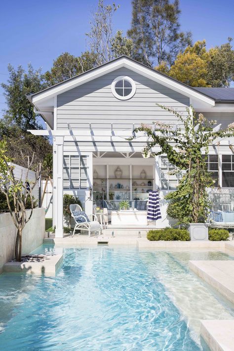 Hamptons style swimming pool and pergola Update Backyard, Hamptons House Exterior, Hamptons Beach House, Hamptons Style Homes, Small Bungalow, Pool Backyard, Beach House Exterior, Hampton House, Backyard Beach