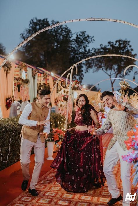 30 Fun Bride And Brother Dance Songs For Your Sangeet Ceremony Mehendi Ceremony Outfits, Sangeet Performance, Sisters Photography Poses, Sangeet Ceremony, Sister Photography, Wedding Dance Songs, Palace Wedding, Best Bride, Bridal Photography Poses