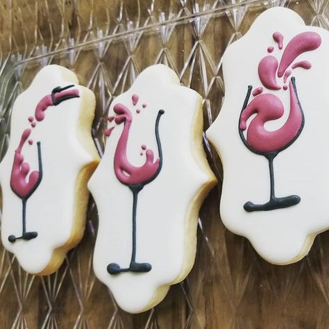 Tequila Cookies Decorated, Drink Cookies Decorated, Wine Themed Cookies, Royal Icing Cookies Wedding, Wine Cookies Decorated, Wine Glass Cookies, Cupcakes Decoration Ideas, Cookie Template, Christmas Cookie Frosting