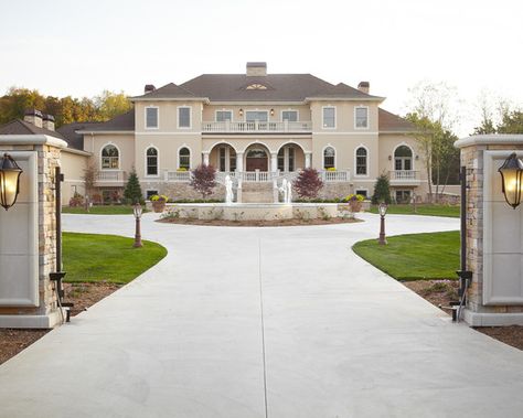 Mansion Driveway Entrance, Luxury Driveway, Traditional Mansion, Backyard Luxury, Traditional Exterior Homes, Houses Beautiful, Indoor Landscaping, Circle Driveway, Mansion Exterior