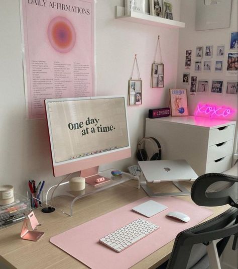 Baddie Desk Ideas, Above The Desk Wall Decor, Fernanda Ramirez Apartment, Pink Workspace, Pink Desk Setup, Coquette Desk, Girly Office, Home Office Inspo, Desk Aesthetic