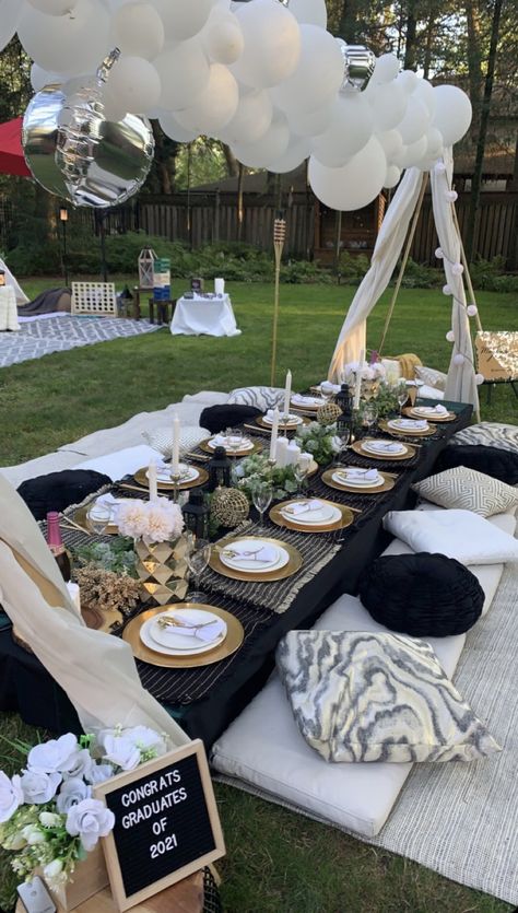 Outdoor Bday Party Decorations, Beach Picnic Decor, Beach Brunch Ideas, Black Luxury Picnic, Graduation Picnic Ideas, Picnic Decorations Outdoor, Classy Beach Party, Beach Decorating Ideas For Party, Tepee Party