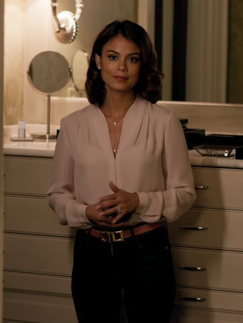 Dynasty Crystal Carrington, Cristal Flores Dynasty Style, Crystal Dynasty Outfit, Nathalie Kelley Dynasty, Cristal Carrington Outfits Season 1, Dynasty Cristal Outfits, Cristal Carrington Outfits, Dynasty Outfits Cristal, Dynasty Cristal