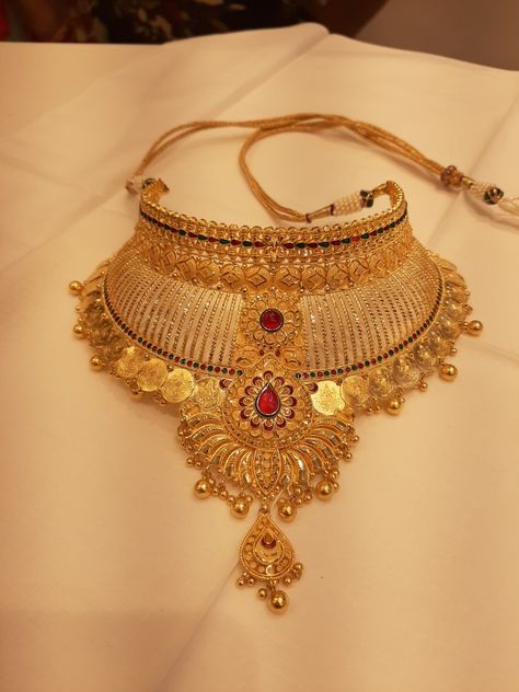 Jodha Haar Design In Gold, Haar Design In Gold, Gold Choker Necklace Indian Bridal With Price, Traditional Gold Plated Choker Necklace, Traditional Gold Plated Choker For Wedding, Bollywood Style Gold Choker Necklace, Bollywood Gold Jeweled Choker, Gold Chokers, Gold Jewelry Prom