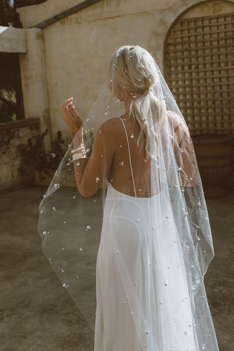 Pearl Veil, White Bride, Wedding Goals, Bridal Photos, Pearl Wedding, Elegant Wedding Dress, Wedding Veils, Wedding Veil, Dream Wedding Dresses