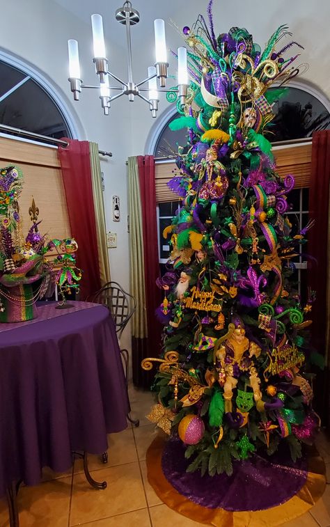 Mardi Gras Trees Ideas, Mardi Gras Tree Topper, Mardi Gras Mantel Decorations, Diy Mardi Gras Decor, Mardi Gras Christmas Tree Ideas, Mardi Gras Tree Decoration, Mardi Gras House Decorations, Mardi Gras Tree Ideas, Mardi Gras Centerpieces Diy